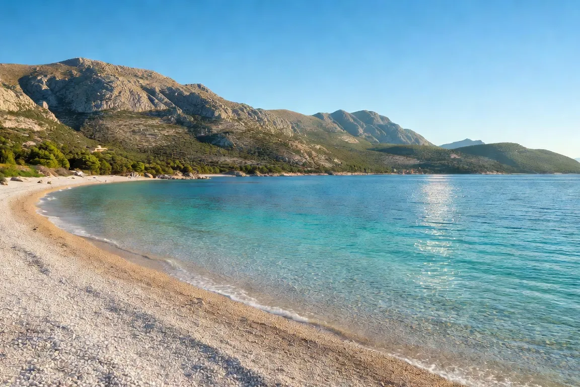 Plage de Baska sur l'ile de Krk, vue sur les falaises et l'eau turquoise du golfe de Kvarner