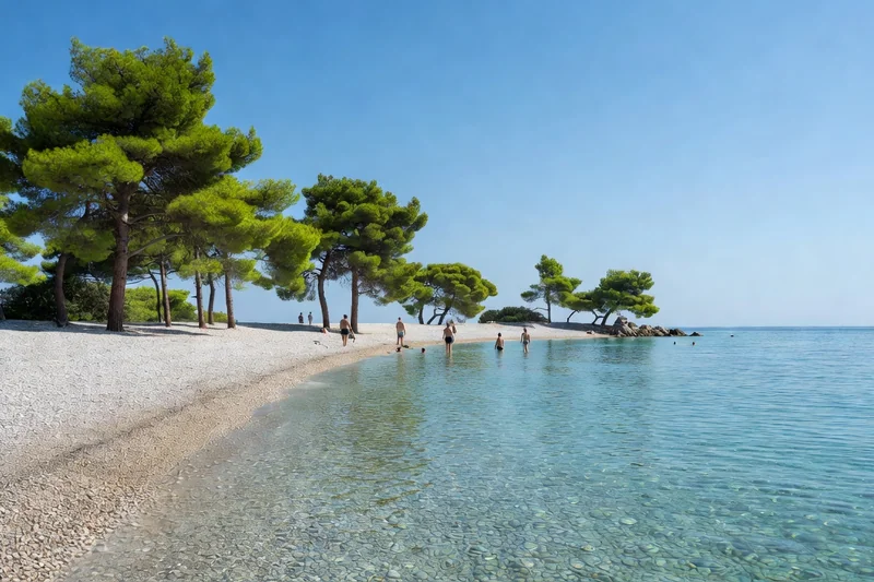 Plage de galets d'Okrug Gornji sur l'île de Čiovo avec eaux turquoises claires, baigneurs de loin et pins au bord de l'eau