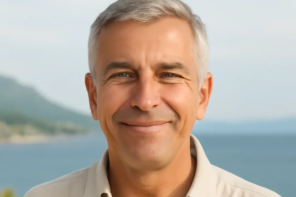Portrait éditorial d'Ivan Radic, propriétaire croate, devant sa villa avec piscine à Makarska