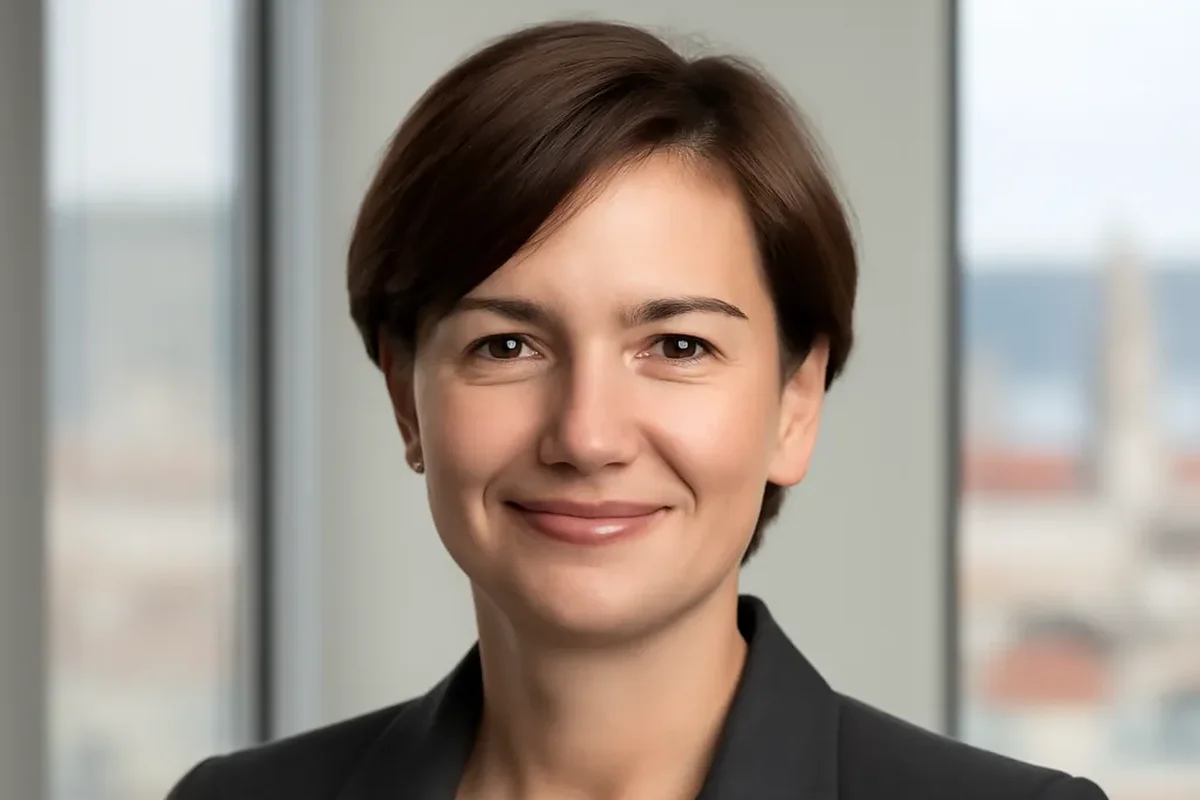 Portrait editorial de Petra Kovacevic, agente immobiliere croate, dans un bureau lumineux a Split
