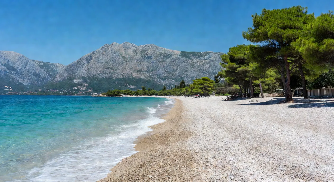 Plage de la riviera de Makarska avec le Biokovo