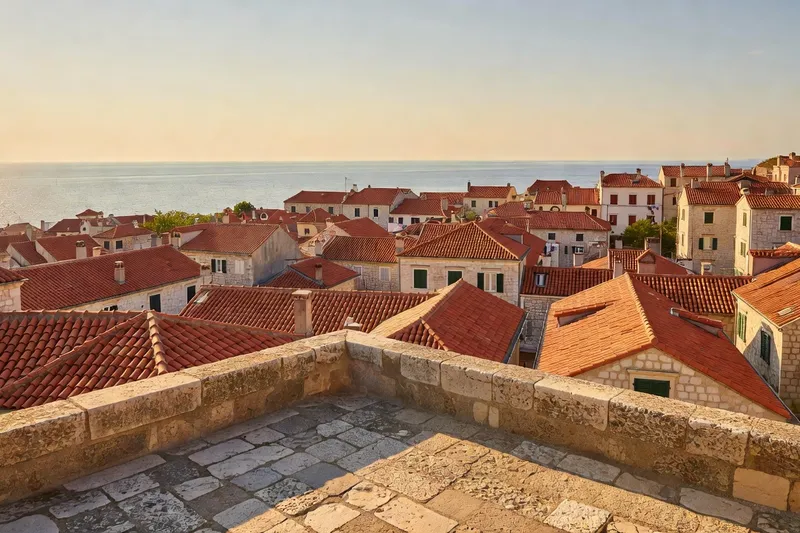 Terrasse d'un appartement de location dans la vieille ville de Split au coucher du soleil