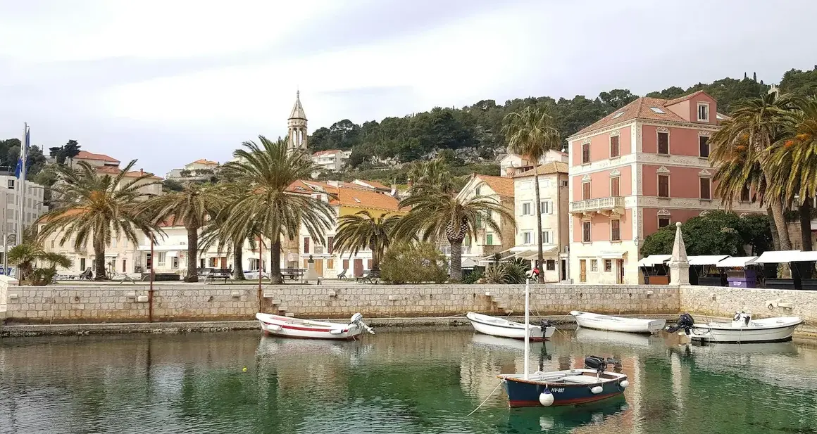 Plage et eau turquoise sur l ile de Korcula