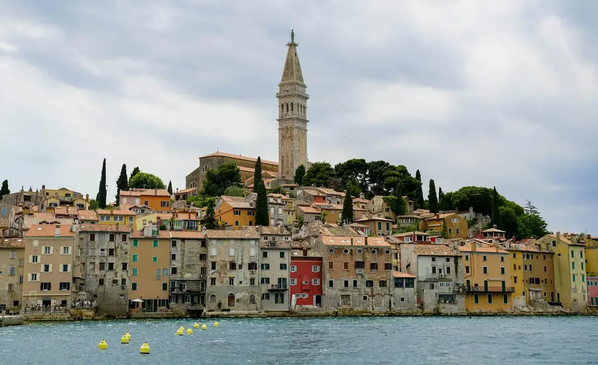 Côte rocheuse et promenade à Rovinj