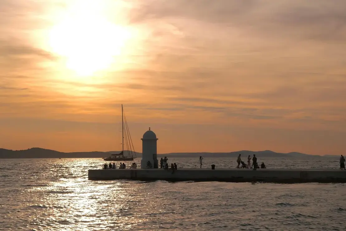 Promenade en bord de mer à Zadar en Croatie