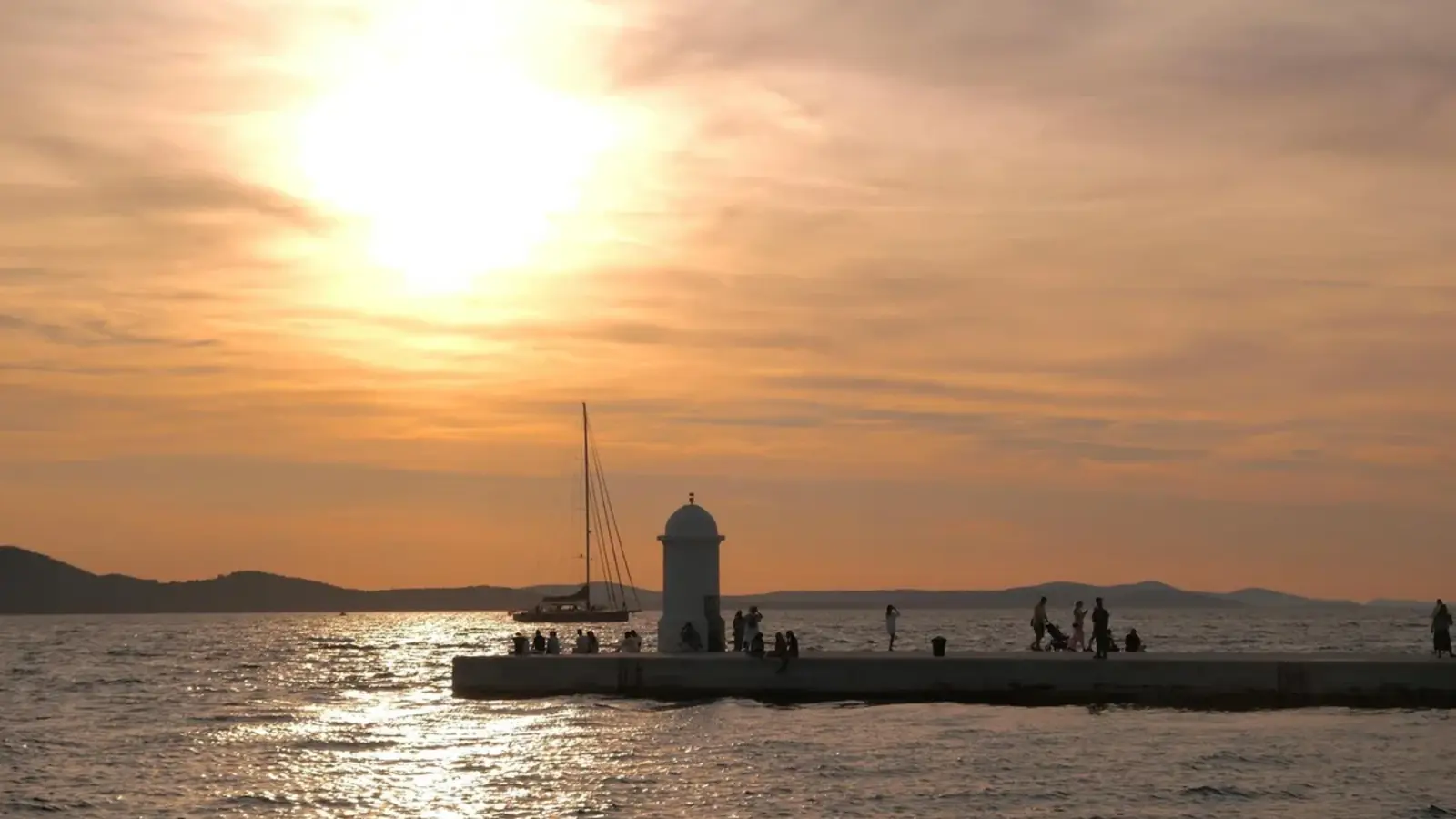 Coucher de soleil sur le front de mer de Zadar